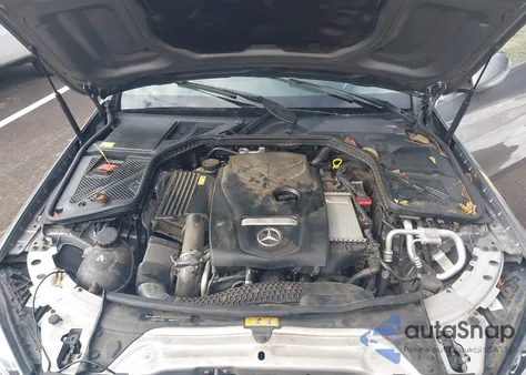 2015 Mercedes-Benz C 300 Luxury/Sport z USA, uszkodzony, nr VIN 55SWF4JB9FU044507